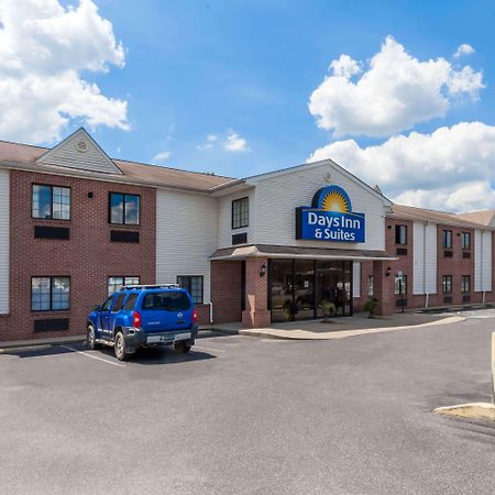 Days Inn & Suites By Wyndham Cambridge Exterior foto