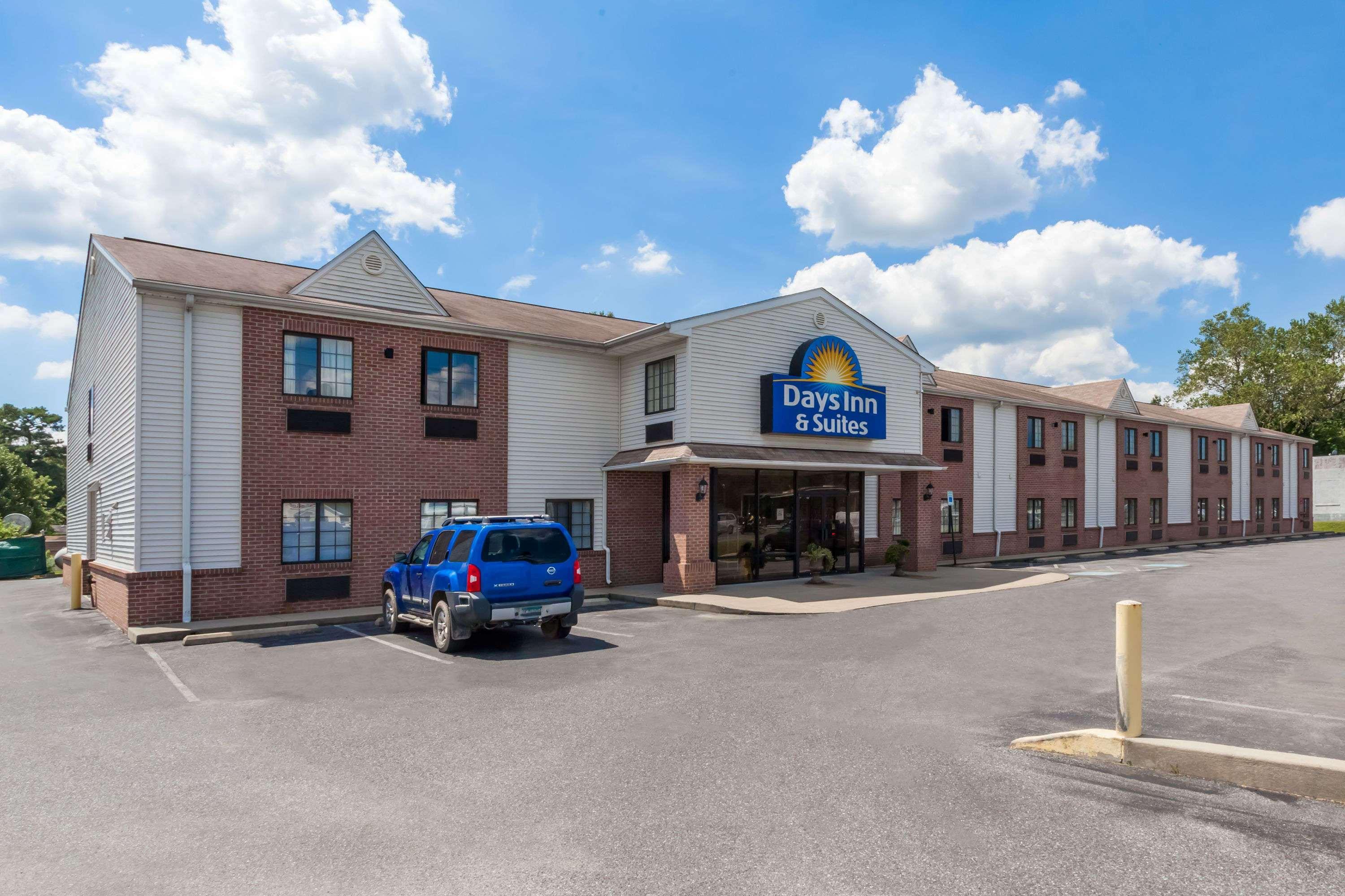 Days Inn & Suites By Wyndham Cambridge Exterior foto